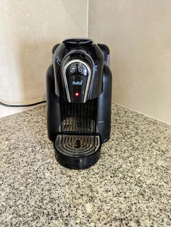 Máquina de café de cápsulas na bancada
