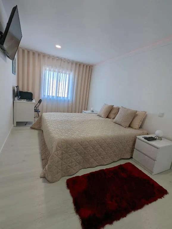 A cama king-size do segundo quarto