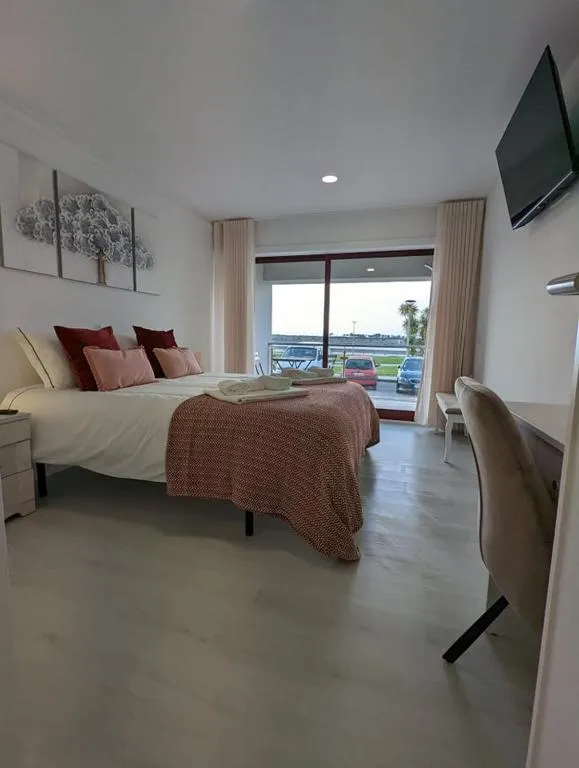 Quarto principal com janela para o canal
