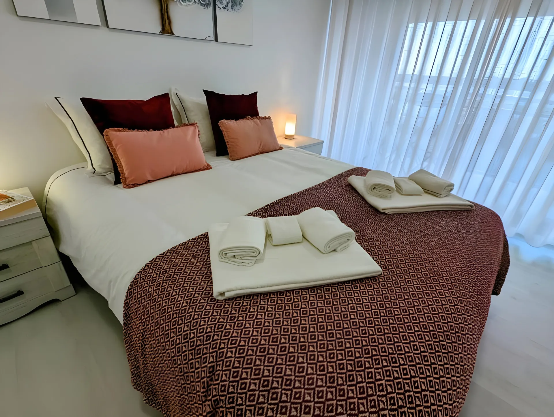 Quarto de casal do Silva Apartments, com acesso à varanda