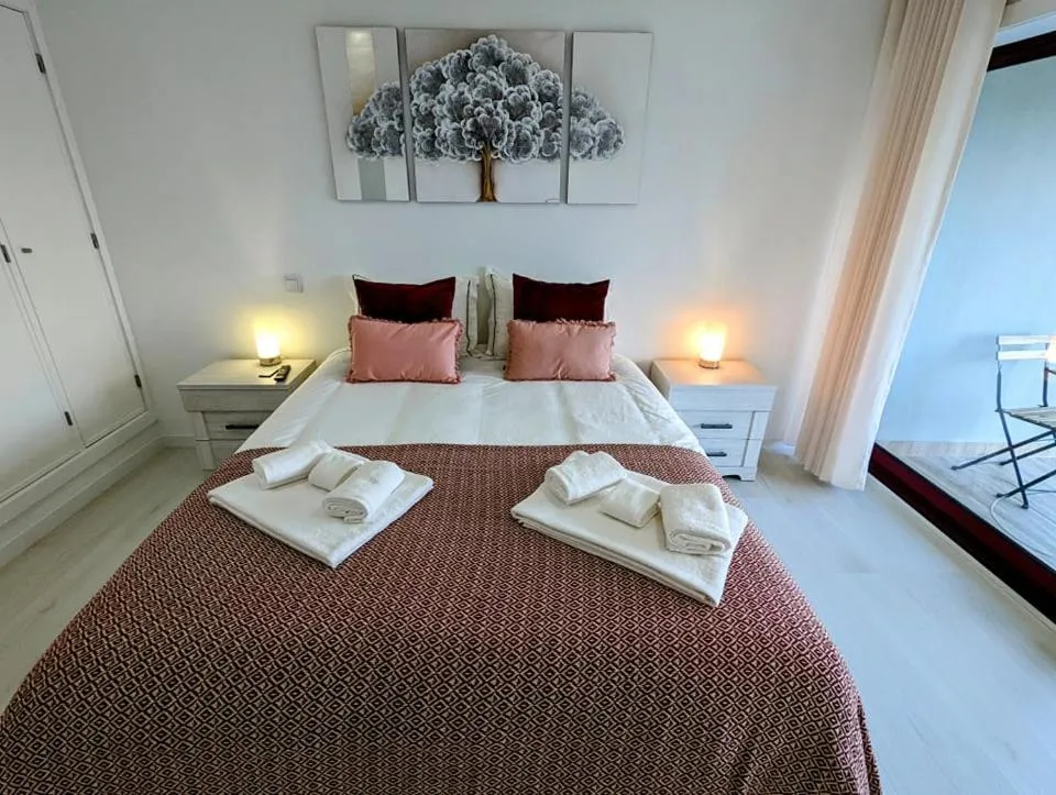 Quarto de casal com cama preparada e varanda