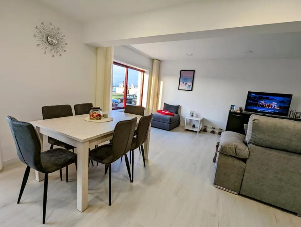 Sala com mesa de jantar e sofá