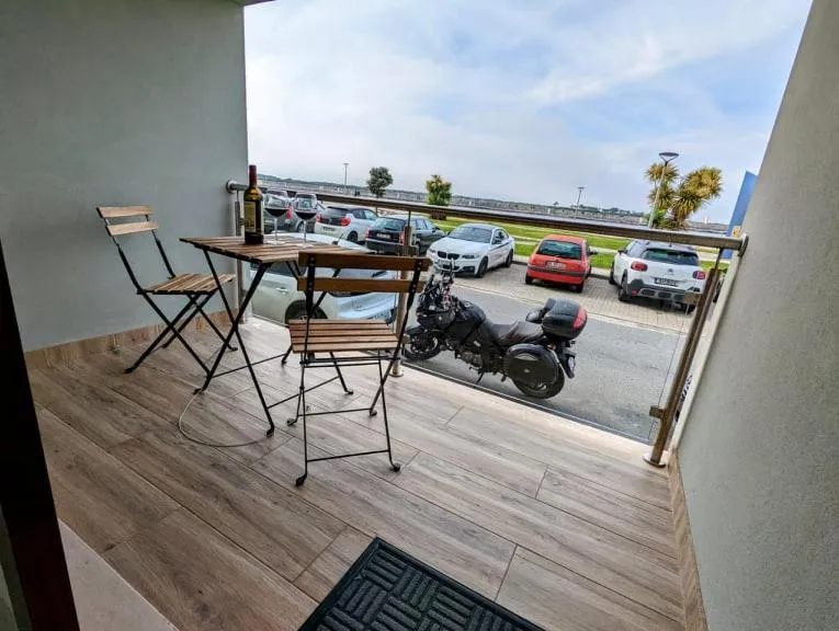 Varanda com mesa, cadeiras e vista para a ria