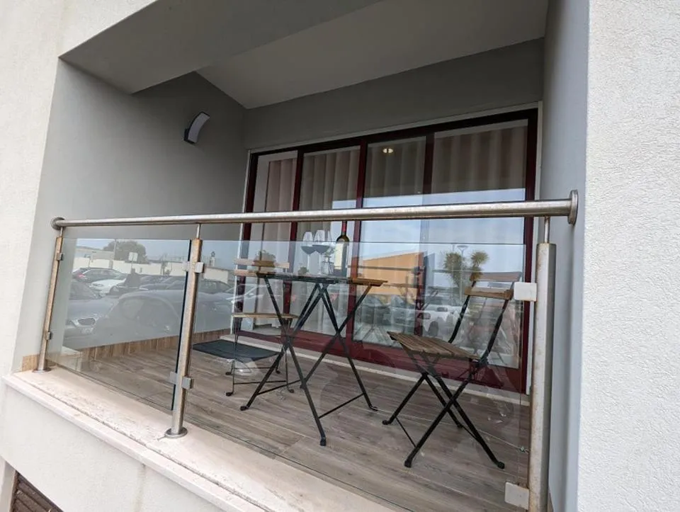 A varanda envidraçada com mesa e duas cadeiras